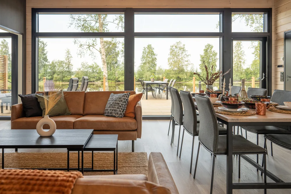 Villa Suiston olohuone ja ruokapöytä